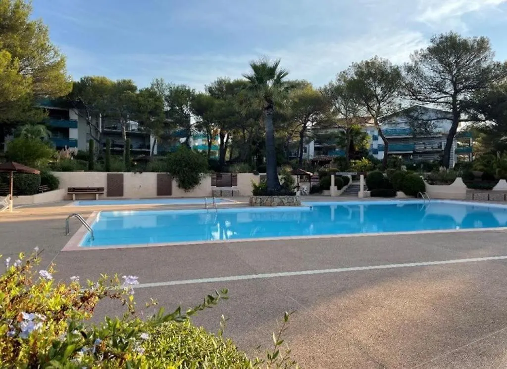 Apartment Charmant 73M Carre -Piscine-500 M De La Mer-Parking Saint-Raphael  France