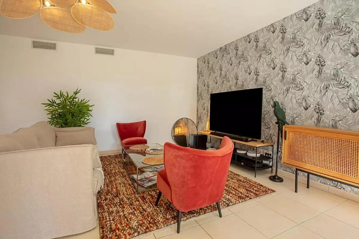 Apartment Charmant 73M Carre -Piscine-500 M De La Mer-Parking Saint-Raphael  France